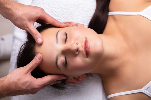 Cách massage đầu giảm stress