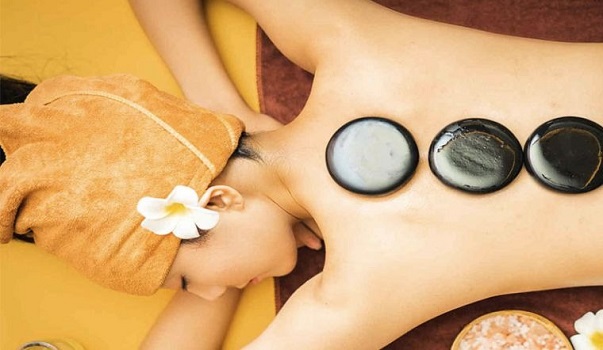 Lợi ích và các bước thực hiện massage đá nóng